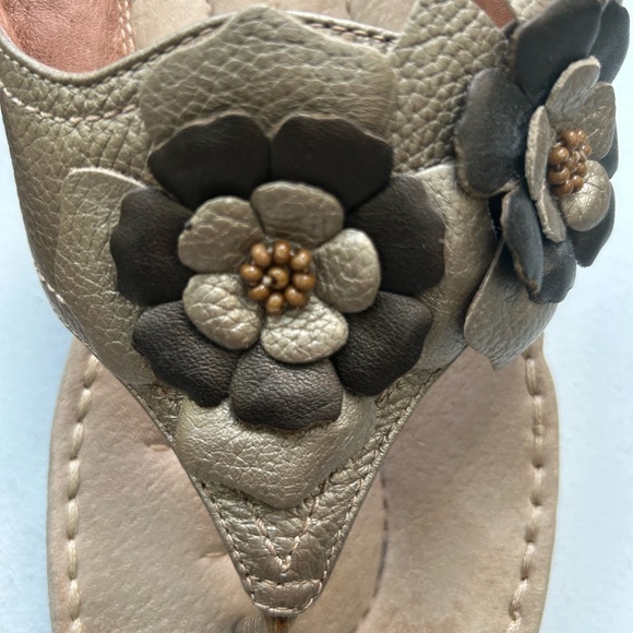 Clarks Artisan floral leather tan & bronze thong flip flop sandals size 10 - Picture 5 of 8